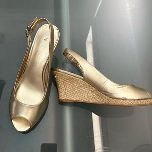 Lilly Pulitzer, low gold wedge
